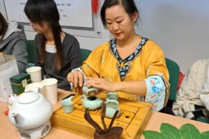 Dwie młody kobiety z Azji przygotowują herbatę