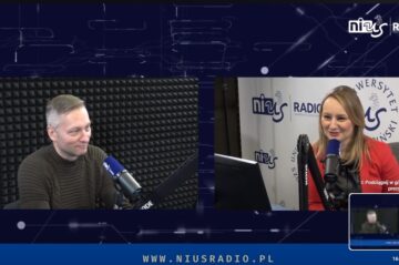 Mężczyzna i kobieta w studiu radiowym.