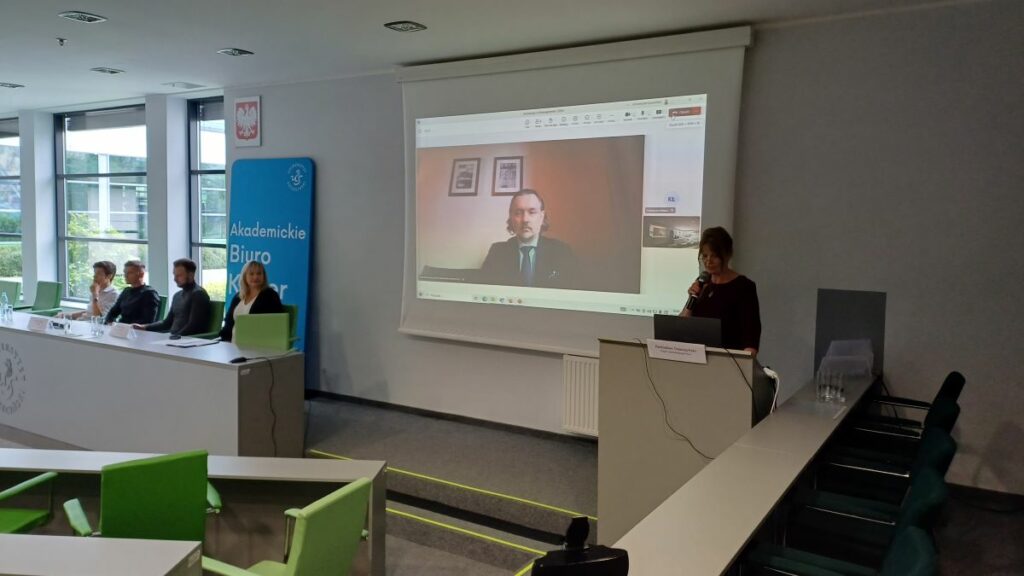 Spotkanie studentów i wykładowców w sali wykładowej.