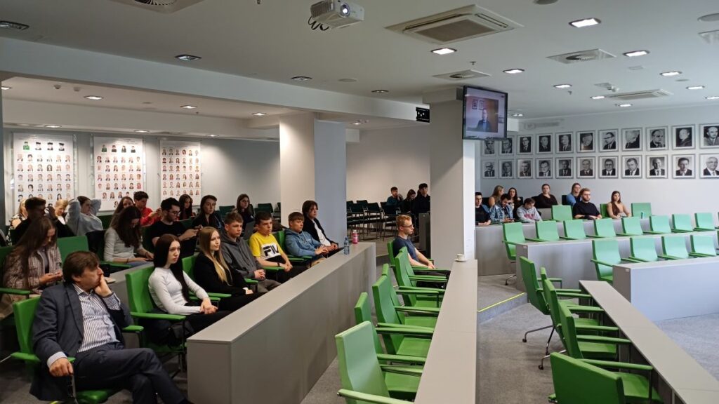 Spotkanie studentów i wykładowców w sali wykładowej.