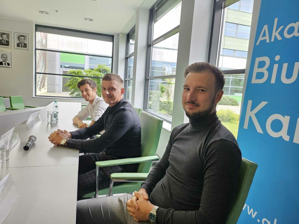 Spotkanie studentów i wykładowców w sali wykładowej.