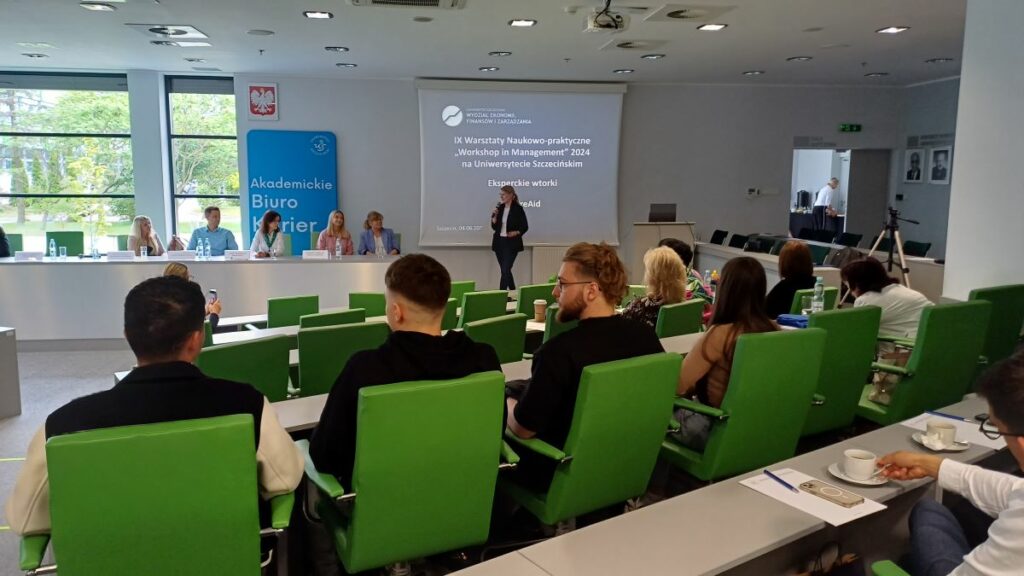 Spotkanie studentów i wykładowców w sali wykładowej.