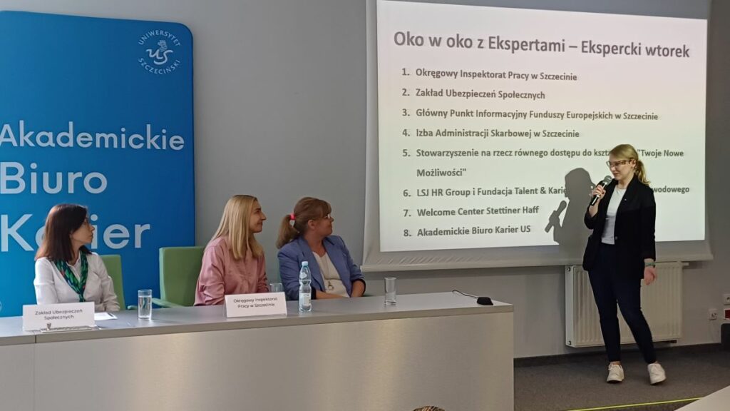 Spotkanie studentów i wykładowców w sali wykładowej.