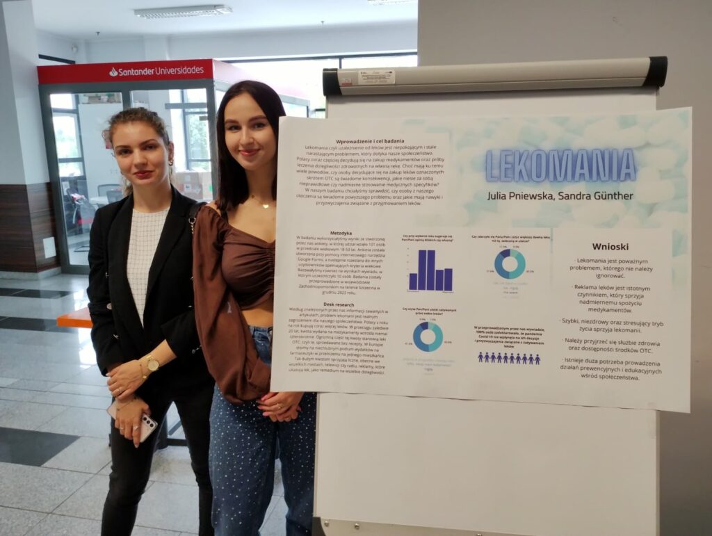 Dwie studentki przy posterze.