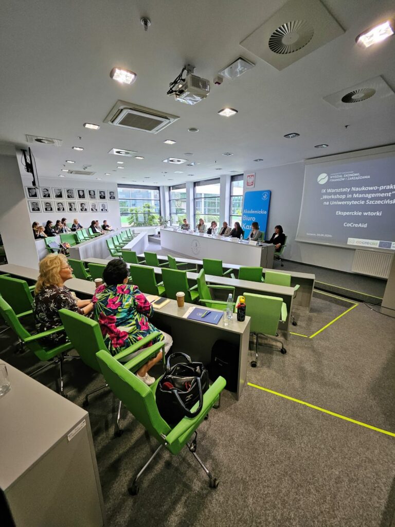 Spotkanie studentów i wykładowców w sali wykładowej.