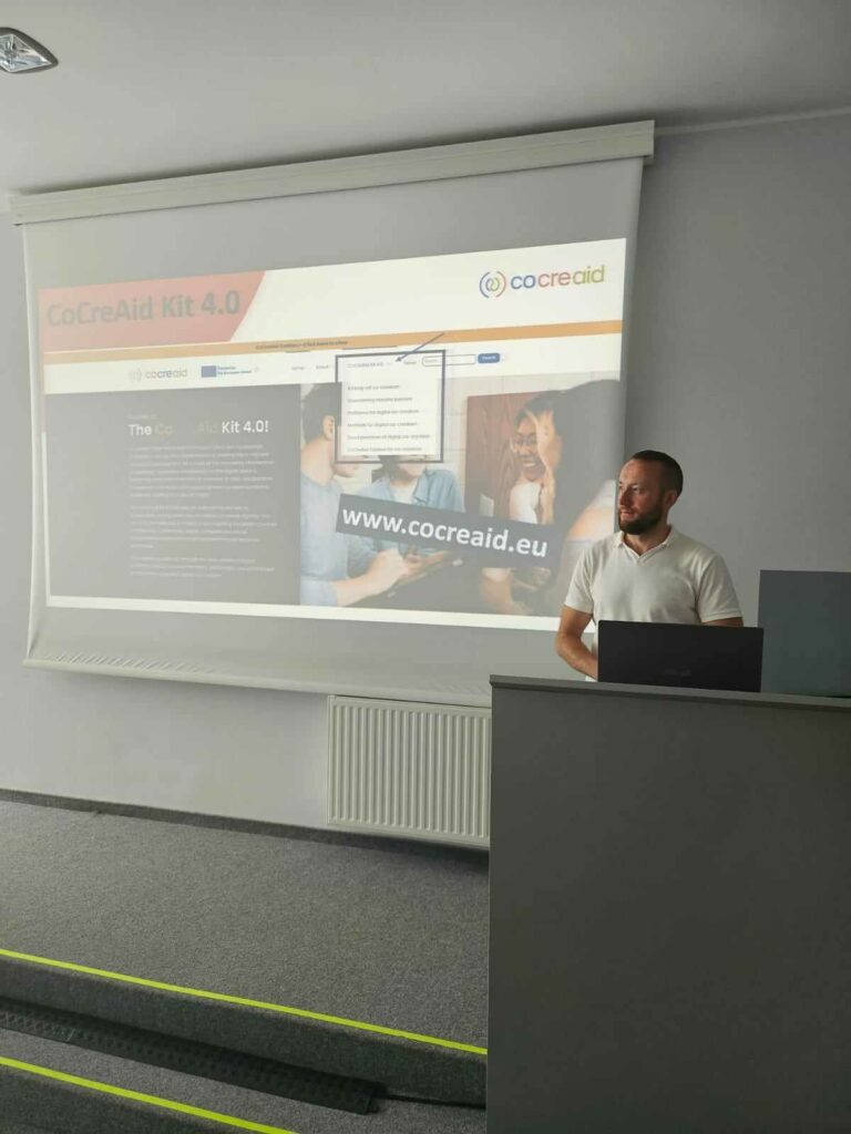 Spotkanie studentów i wykładowców w sali wykładowej.